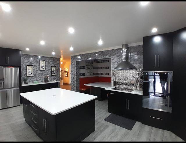 5 BEDROOM HOUSE FOR SALE IN PROTEA PARK